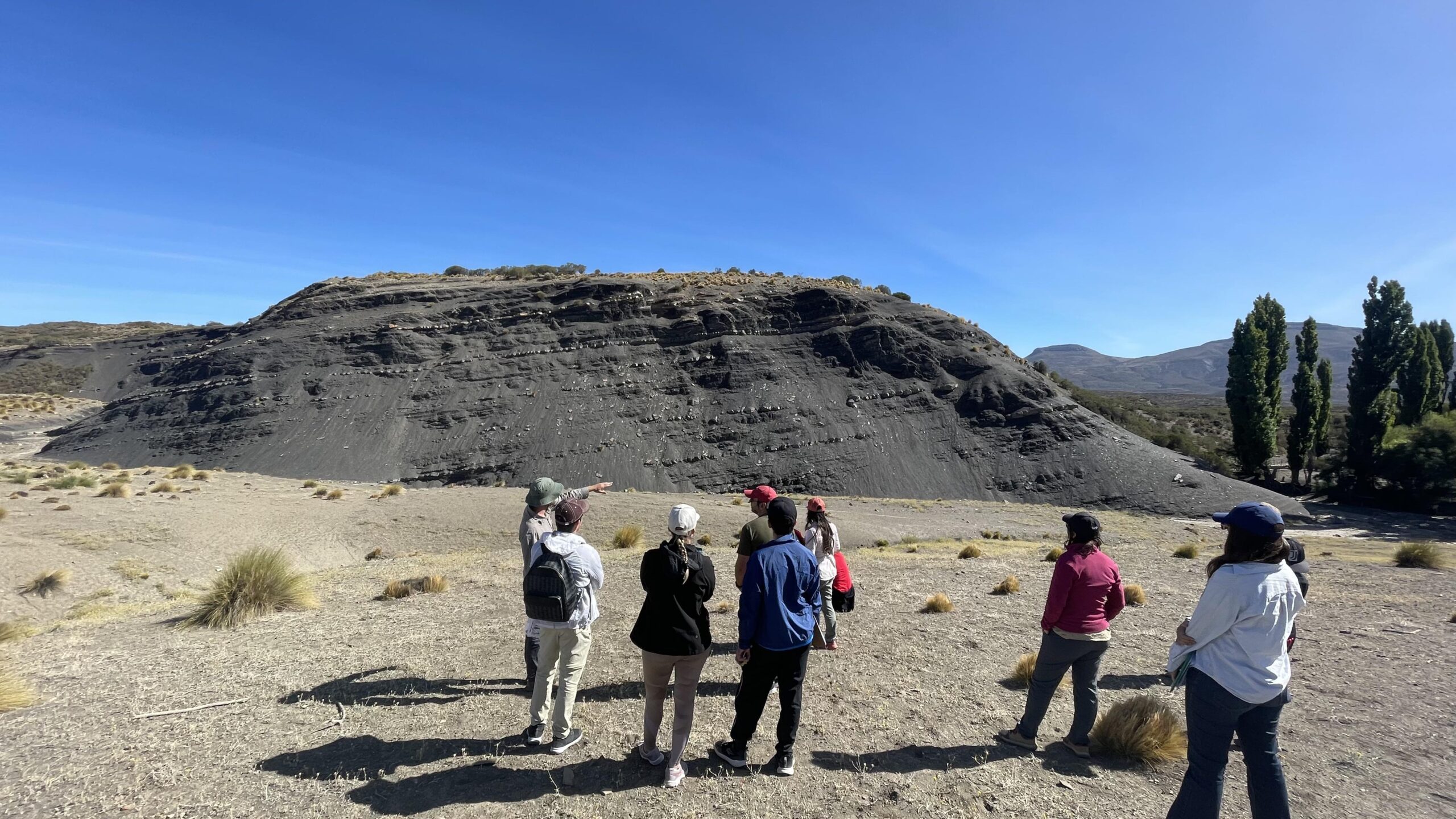 Vista panorámica de los afloramientos del norte de Neuquén con el grupo de campo