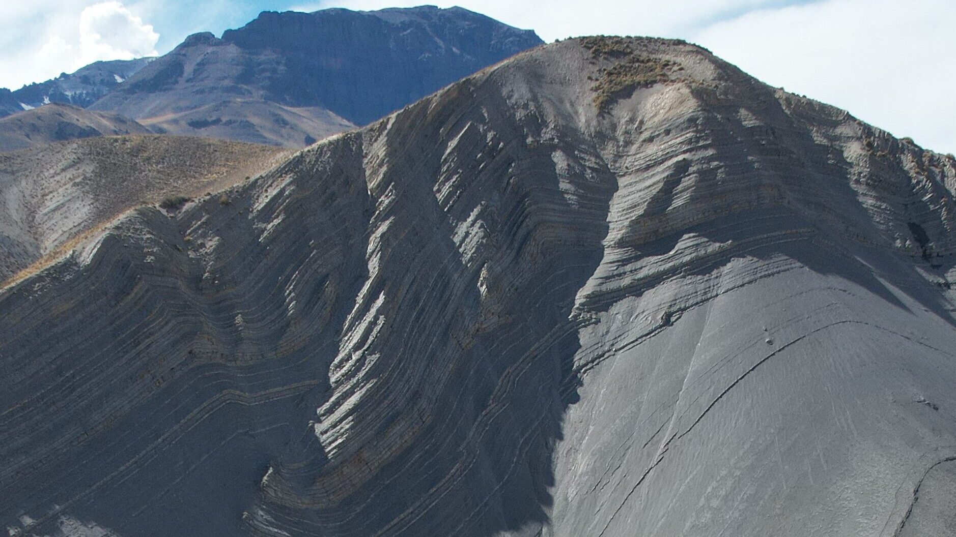 Análisis estructural en campo — medición de fracturas naturales en afloramientos de la Cuenca Neuquina