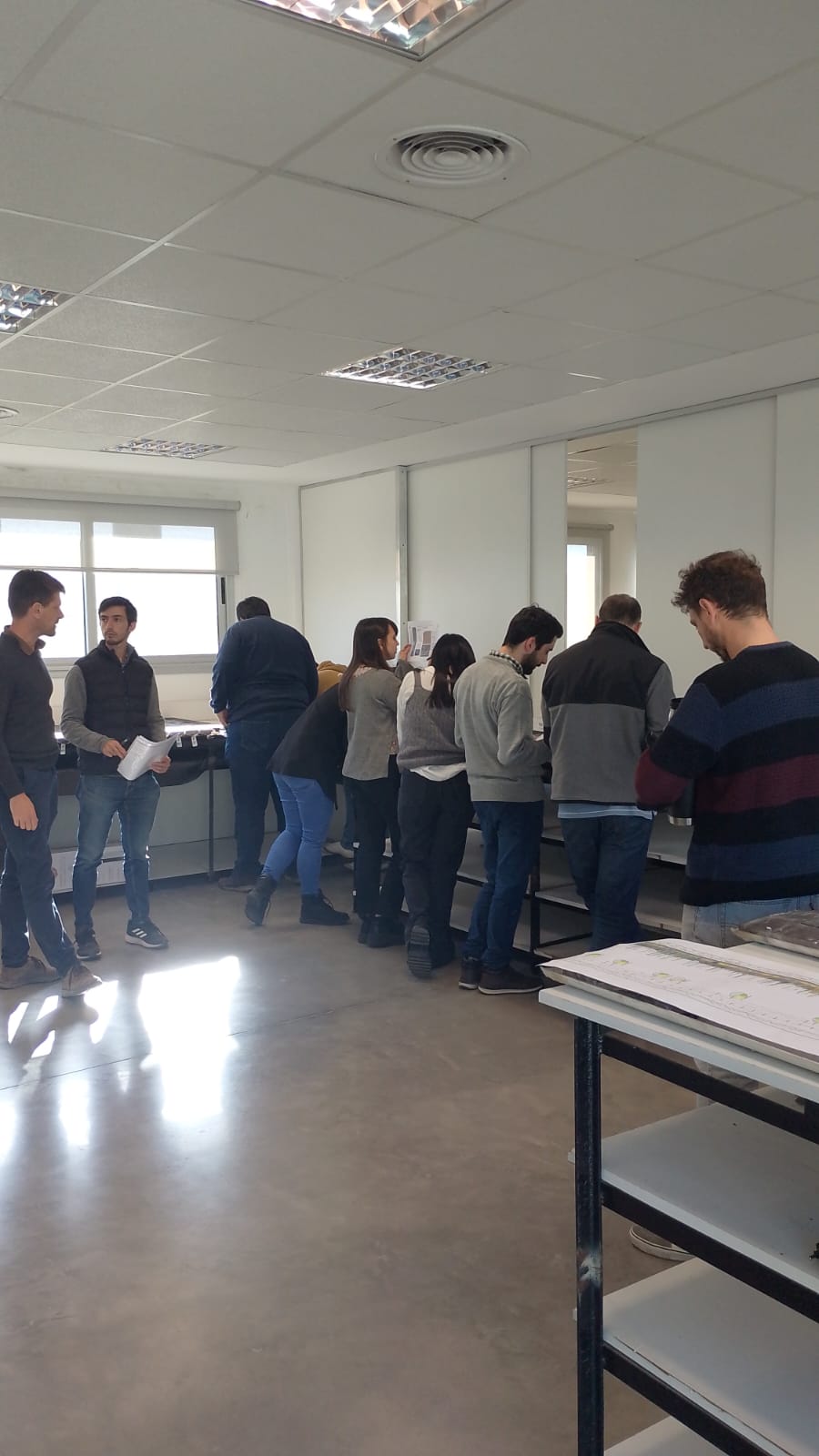 Participantes describiendo coronas de Vaca Muerta en el laboratorio del Grupo LCV