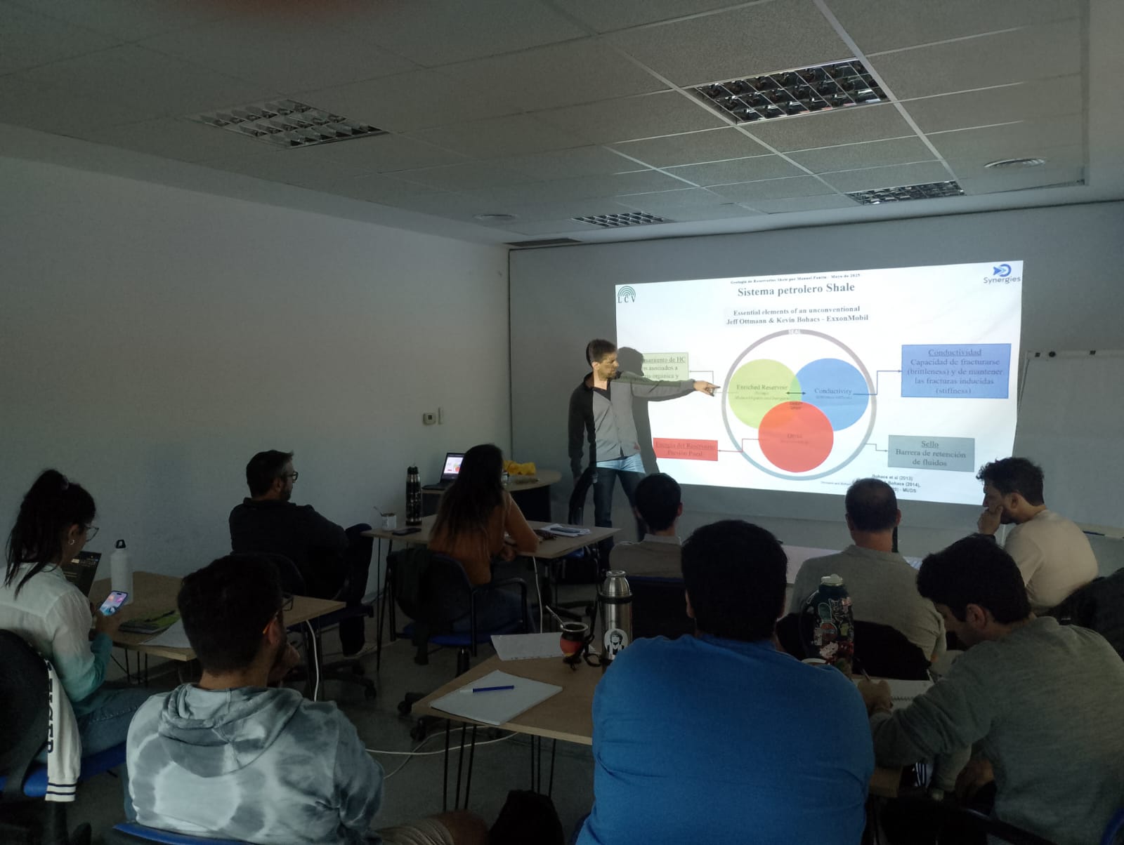 Vista del laboratorio de coronas con grupo de participantes trabajando