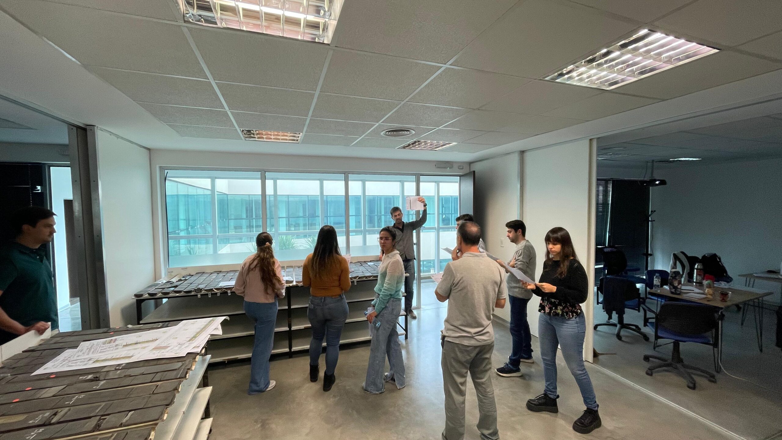 Discusión sobre integración de datos petrofísicos de pozo con coronas